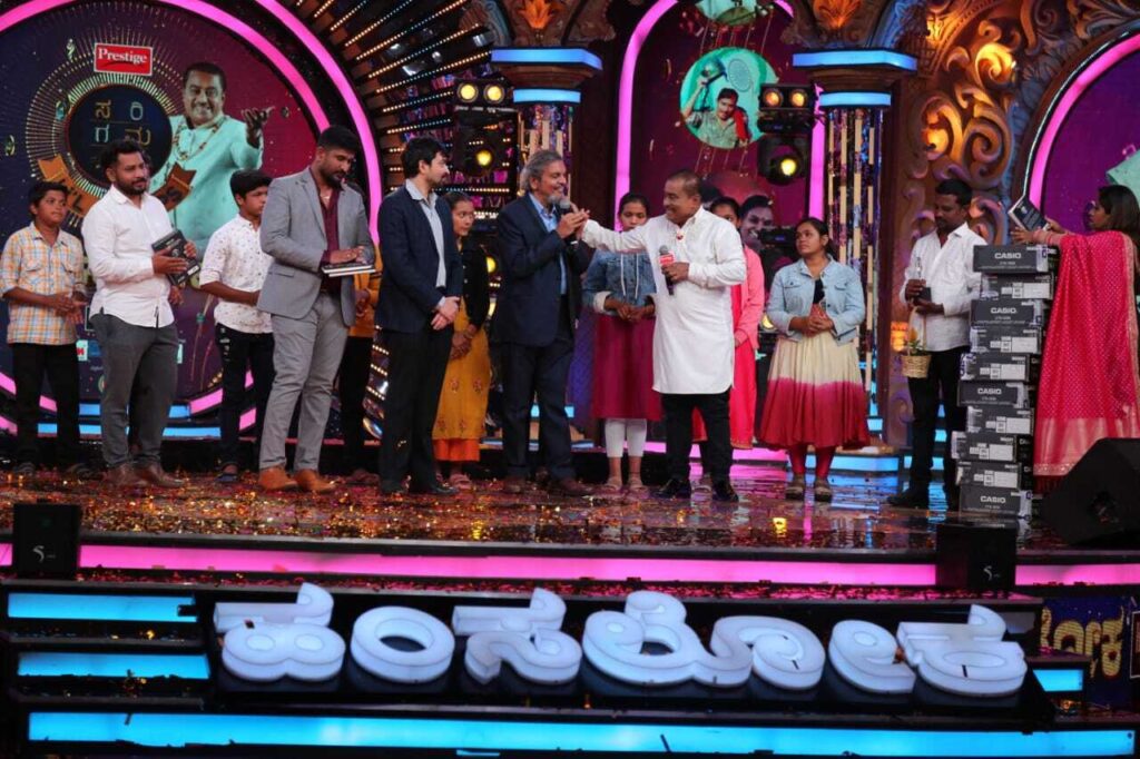 Dr. Rajasekhar Mysore's Gift of Keyboards to Saregamapa Lil Champs on TV Show